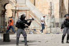 Fuertes enfrentamientos tuvieron lugar fuera de la mezquita Al Aqsa en la Ciudad Vieja de Jerusalén. Foto: REUTERS