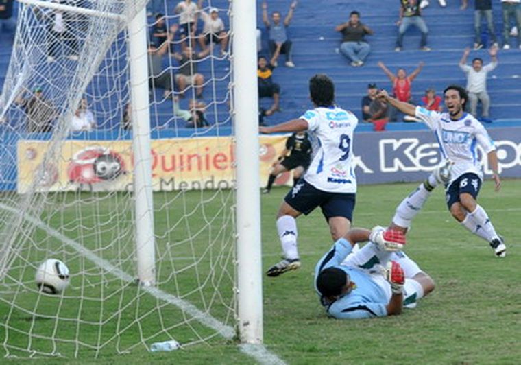 Pérez Tarifa marca el primero para la Lepra. Foto: MDZ/archivo