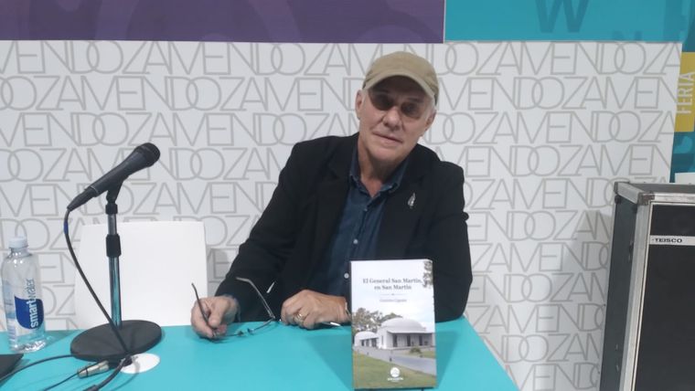 El autor y su libro: El General San Martín, en San Martín. Foto: Archivo MDZ
