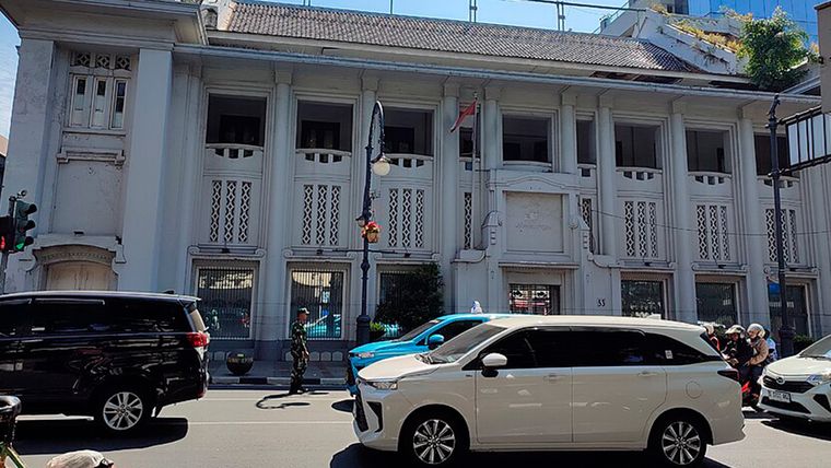 La elección de Bandung tampoco es casual. La ciudad ocupa un lugar importante en la historia musical indonesia y el proyecto oficial presentado en julio ya señalaba que el museo buscará destacar precisamente el papel de Bandung como una de las ciudades que vio nacer músicos de distintos géneros. La elección de Bandung tampoco es casual. La ciudad ocupa un lugar importante en la historia musical indonesia y el proyecto oficial presentado en julio ya señalaba que el museo buscará destacar precisamente el papel de Bandung como una de las ciudades que vio nacer músicos de distintos géneros.