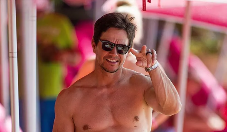 Mark Wahlberg sabe que están tomando fotos de la facha que mostró en sus vacaciones playeras. Foto: Backgrid UK