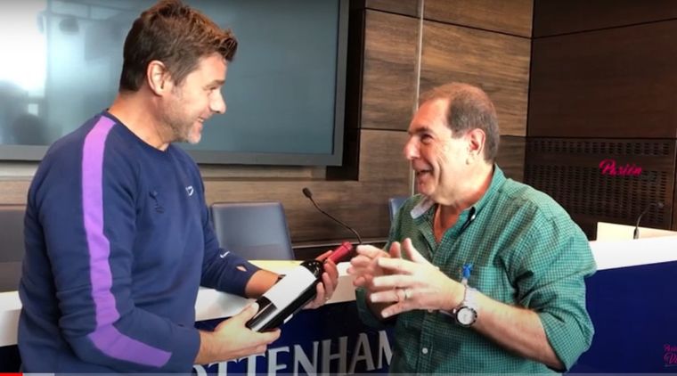 Oscar Pinco junto a Mauricio Pocchettino, DT del PSG. Foto: Gentileza