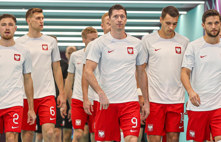 La selección de Polonia tendrá que jugar contra Francia en octavos de final. Foto: Instagram @laczynaspilka