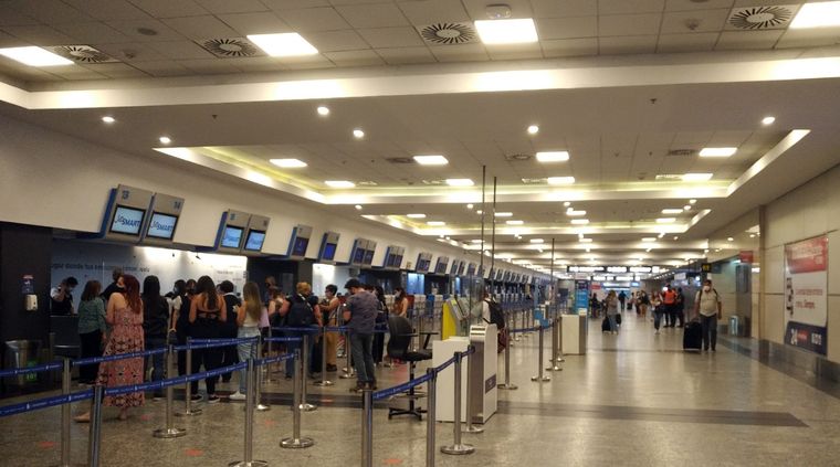 La falta de futuro es una de las cusas principales que los argentinos que deciden emigrar, aun en mucha gente que no tiene apremios económicos en la actualidad Foto: ALF PONCE MERCADO / MDZ