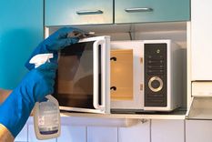Microondas impecable en segundos con este truco viral.