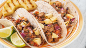 La receta de tacos al pastor tiene influencia de la cocina árabe y del shawarma. La receta de tacos al pastor tiene influencia de la cocina árabe y del shawarma.
