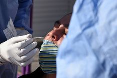 Una de las formas de detección del coronavirus es el hisopado. Foto: ALF PONCE MERCADO / MDZ