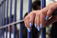 la condenaron a 100 anos de prision por extraer un feto con un cuchillo