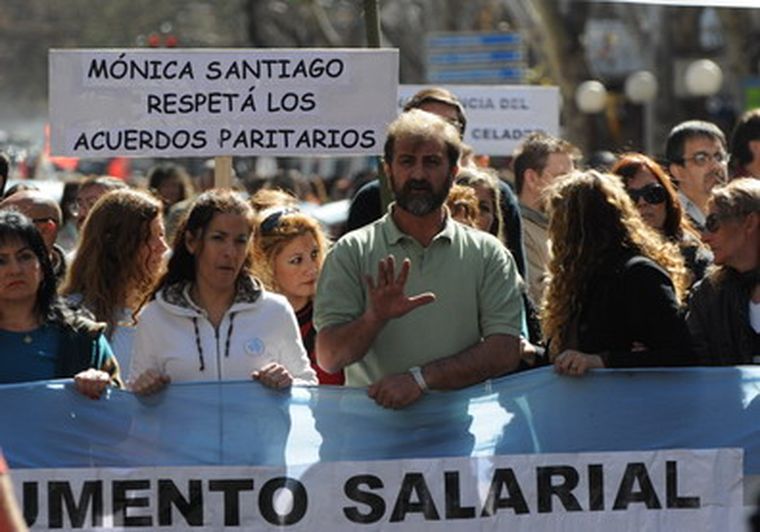 Los docentes marcharon por las calles hacia Casa de Gobierno. Foto: Marcelo Ruiz/ MDZ