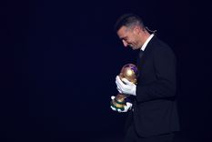 Lionel Scaloni ingresó con la Copa del Mundo al sorteo de la FIFA. Lionel Scaloni ingresó con la Copa del Mundo al sorteo de la FIFA.
