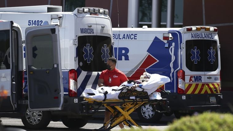 Traslado de un paciente a una ambulancia, Mesa, Arizona, EE.UU., 16 de junio de 2020.