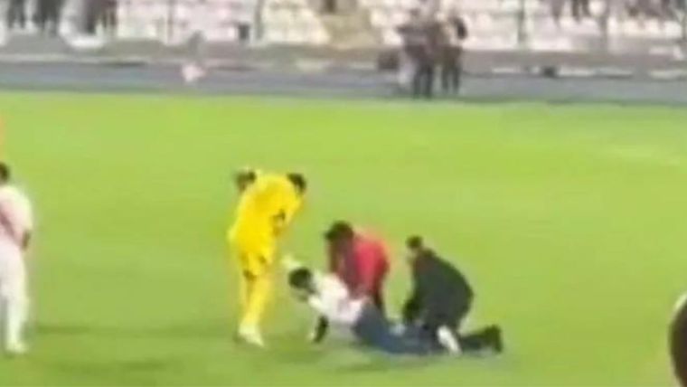 La increíble reacción del arquero de Perú. Foto: Captura