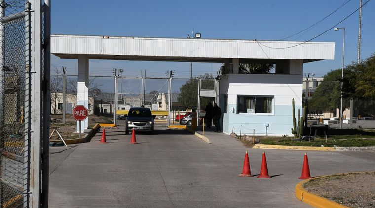 El uso de celulares dentro de las cárceles fue permitido en la pandemia, cuando no se podían organizar visitas con los presos. Foto: ALF PONCE MERCADO / MDZ