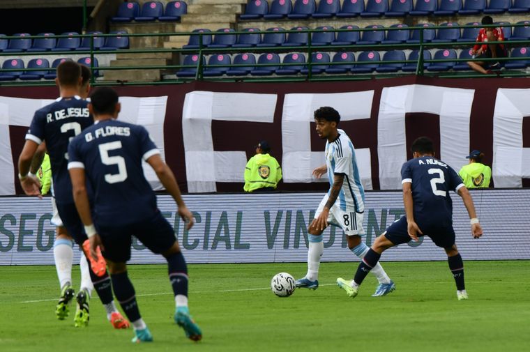 Medina intenta eludir la marca de los paraguayos. Foto: @Argentina