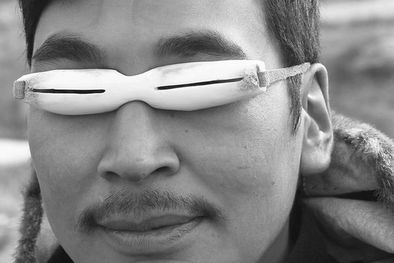 MDZol | La gafas de sol tuvieron con predecesor las gafas de la nieve que utilizan los innuit en el Ártico. Foto: GETTY IMAGES