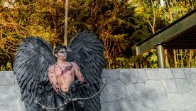 Atento a que las alas de Cupido se mojan, como corresponde a todo ser vivo que vuele en días de lluvia, dicho ser no puede cumplir con su función. Atento a que las alas de Cupido se mojan, como corresponde a todo ser vivo que vuele en días de lluvia, dicho ser no puede cumplir con su función.
