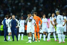 El Cuti Romero, desconsolado tras la derrota del Tottenham.