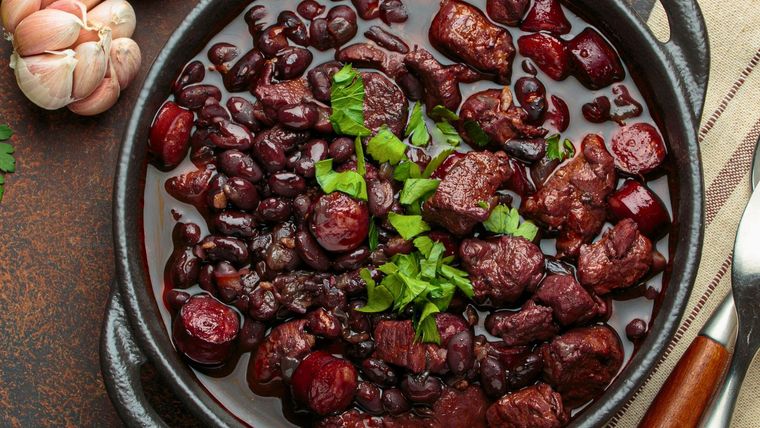 Así se hace Feijoada la receta del guiso de frijoles negros que es sensación en Brasil