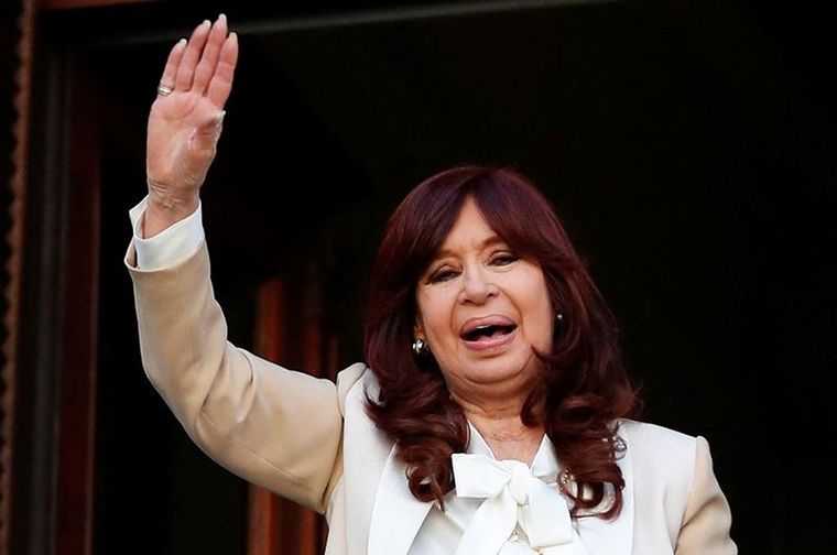 Cristina Kirchner saluda desde el edificio del Senado tras transmitir un mensaje por YouTube en el que aseguró ser víctima de una causa armada por el macrismo Foto: REUTERS