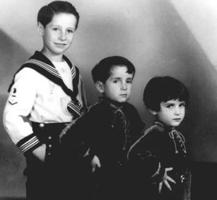 Roberto Gómez Bolaños junto a sus hermanos Roberto Gómez Bolaños junto a sus hermanos