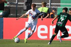 Santino Andino encara ante la marca del lateral derecho sanjuanino, Alejandro Molina. El juvenil no pudo hacer pesar su desequilibrio. Foto: Prensa Club Godoy Cruz