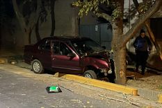 Un auto chocó con cinco personas a bordo chocó contra un poste y un árbol y murió un hombre Foto: Gentileza Un auto chocó con cinco personas a bordo chocó contra un poste y un árbol y murió un hombre Foto: Gentileza