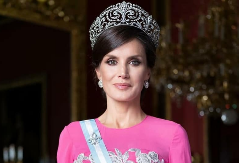 La reina Letizia siempre sorprende con sus looks de ensueño. Foto: instagram: queenletizia