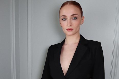 Sophie Turner propone nuevas claves de vestir con un tradicional tapado Foto: Instagram