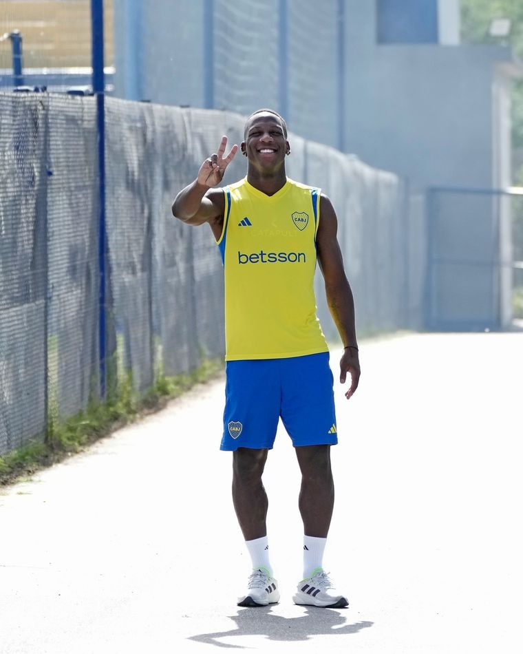 Lis Advíncula quiere llegar al partido de ida ante Independiente del Valle. Foto: @BocaJrsOficial