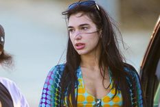 la extrana forma de dua lipa para ponerse una bikini