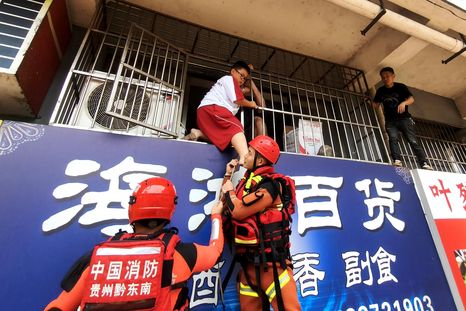 Las autoridades desplegaron equipos de socorro integrados por bomberos y voluntarios para realizar tareas de rescate y evacuación de los damnificados por las inundaciones en China. Las autoridades desplegaron equipos de socorro integrados por bomberos y voluntarios para realizar tareas de rescate y evacuación de los damnificados por las inundaciones en China.