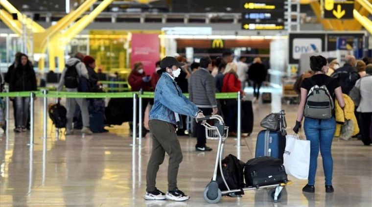 Los vuelos internacionales se restringen en el mundo. Foto: ElPeriódico.