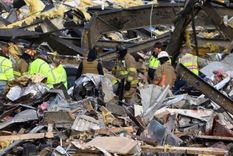 Los rescatistas buscan entre los escombros de la fábrica de velas de Mayfield. Foto: GETTY IMAGES Los rescatistas buscan entre los escombros de la fábrica de velas de Mayfield. Foto: GETTY IMAGES