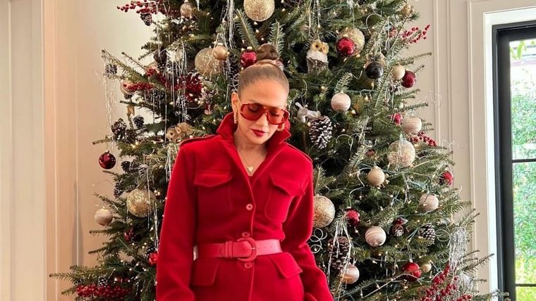 Foto: https://www.chileshow.cl/entretenimiento/2022/12/11/jennifer-lopez-un-estilo-digno-de-imitar-para-navidad-11793.html