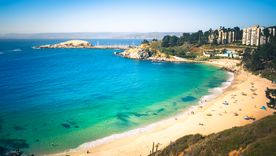 Paisajes costeros de Algarrobo, un pueblo chileno que combina playas, naturaleza y tradición.