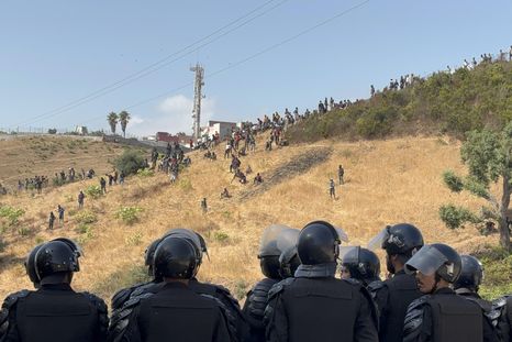 Marruecos frustró el intento de cruce a Ceuta de cientos de migrantes subsaharianos. Foto: EFE Marruecos frustró el intento de cruce a Ceuta de cientos de migrantes subsaharianos. Foto: EFE