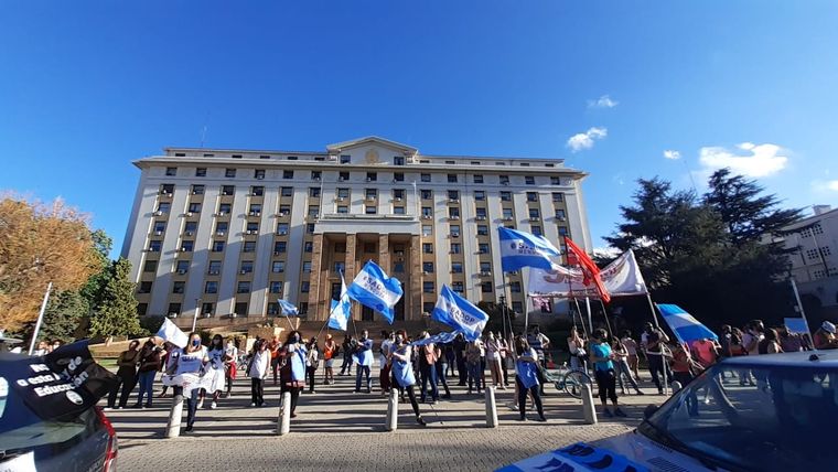 Los docentes en Casa de Gobierno. Foto: Foto: @SADOPMendoza1