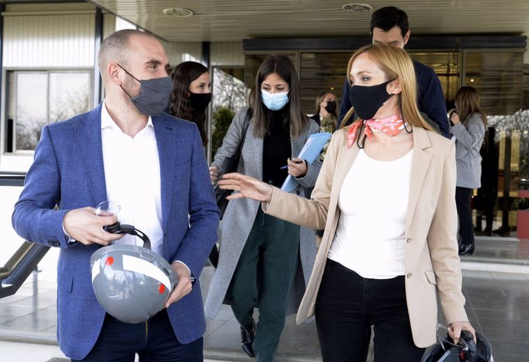 Martín Guzmán y Anabel Fernández Sagasti recorriendo IMPSA Foto: Twitter