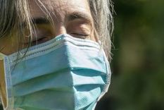 Es posible tener un ligero dolor de cabeza tras vacunarse. Normalmente desaparece a los 2-3 días. Foto: GETTY IMAGES