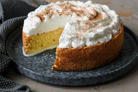 Este pastel bien húmedo y esponjoso se ganará el corazón de todos.