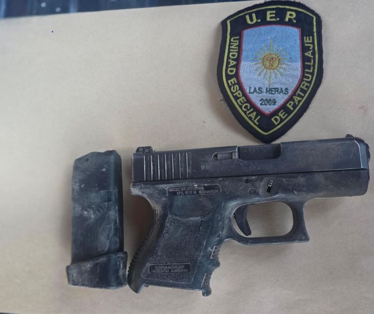 El arma abandonada y secuestrada en la ladrillera de Las Heras El arma abandonada y secuestrada en la ladrillera de Las Heras
