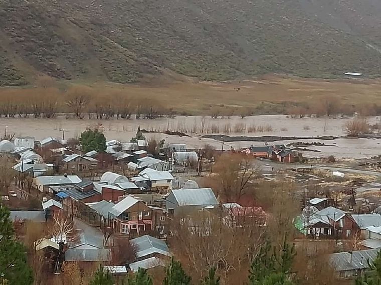 La inundación en Manzano Amargo, localidad cercana al paraje de Pichi Neuquén Foto: Twitter: @chechealumine