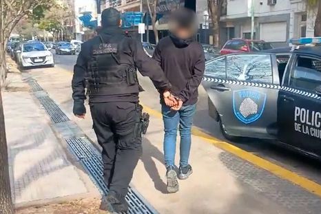 El hombre conocido como el ladrón respetuoso fue detenido en Parque Centenario, en el barrio porteño de Caballito, tras robar un teléfono celular.
