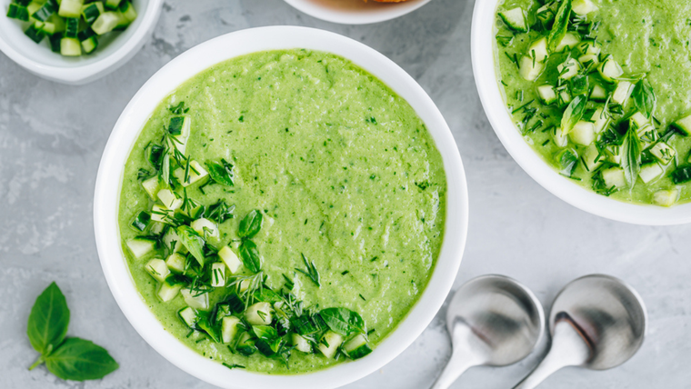 Gazpacho frío de pepinos: receta veraniega para disfrutar sin culpa.
