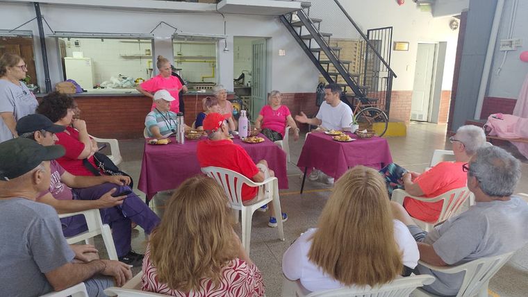 El intendente de Zarate Marcelo Matzkin, hablando con jubilados sobre la prorroga hasta el 2027 de la exención de impuestos a adultos mayores.