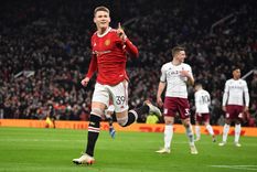 dibu martinez no pudo evitar la eliminacion del aston villa a manos del manchester united