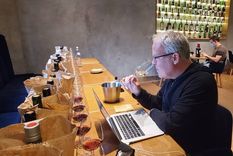 James Suckilng, catando.