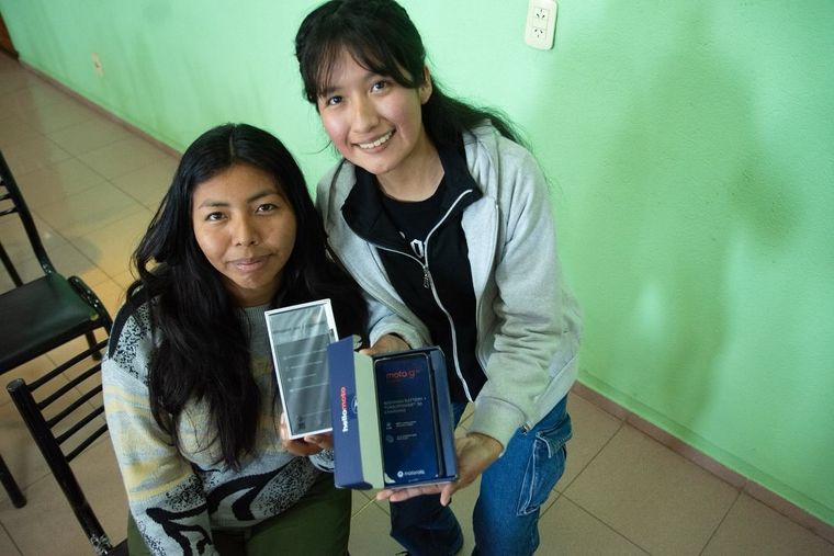 Estudiantes posando con los teléfonos entregados. Estudiantes posando con los teléfonos entregados.