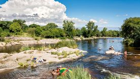 Villa Cura Brochero muestra el perfil de un pueblo serrano atravesado por el río Panaholma y por la historia del santo cordobés. Villa Cura Brochero muestra el perfil de un pueblo serrano atravesado por el río Panaholma y por la historia del santo cordobés.
