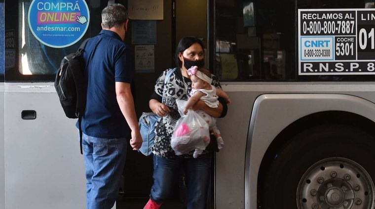 Qué documentación no puede faltar al momento de viajar con menores. Foto: TELAM